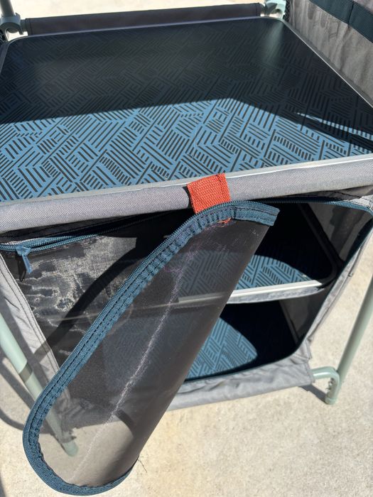 Móvel Dobrável de Campismo QUECHUA com Para-Vento