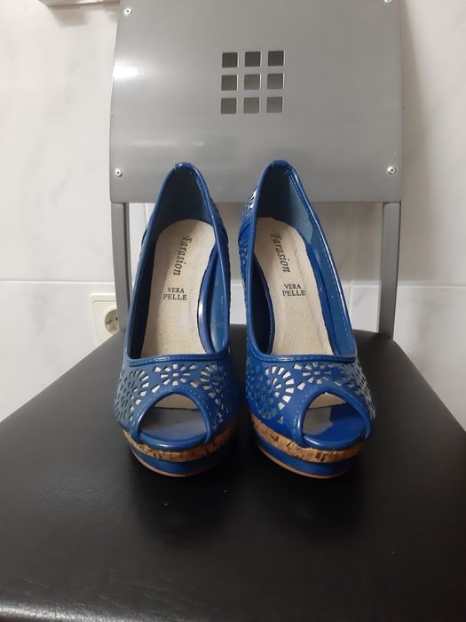 Vendo um par de sapatos