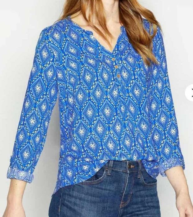 Суперова, класнюча рубашка відомого бренду.