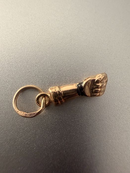 Figa em ouro 19k,com 0,22 gr