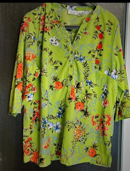 Bluzka w pięknym zielonym kolorze w kwiaty