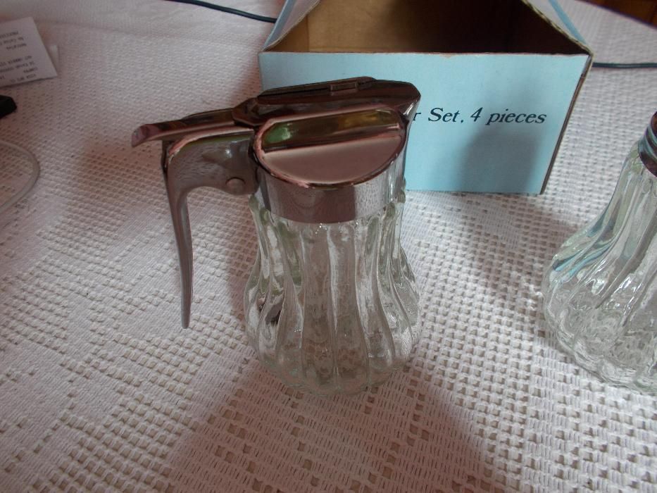 Jarro para mel,açucareiro,saleiro e pimenteiro