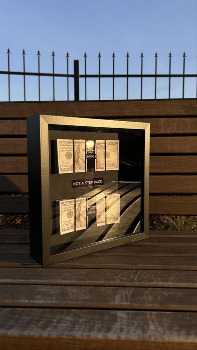 Картина з доларами