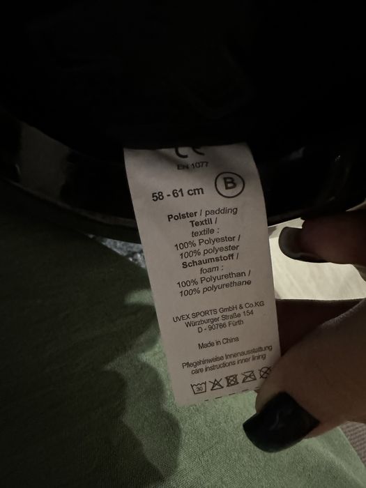 Лижний шолом чорного кольору з окулярами