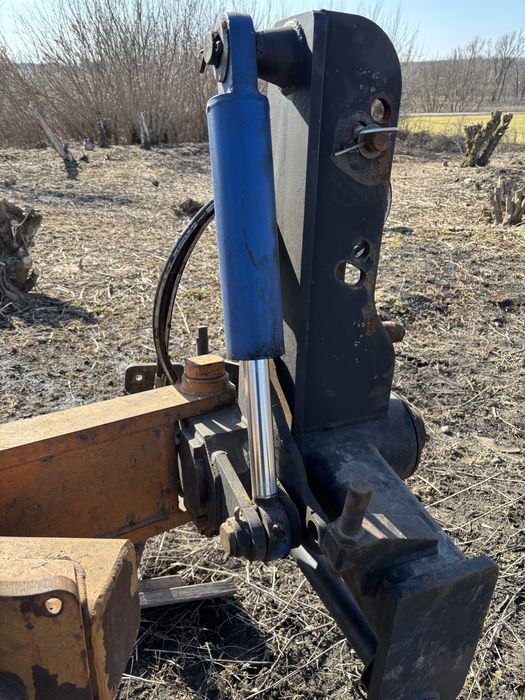 Плуг оборотний , навісний . 4+1 , смуговий відвал