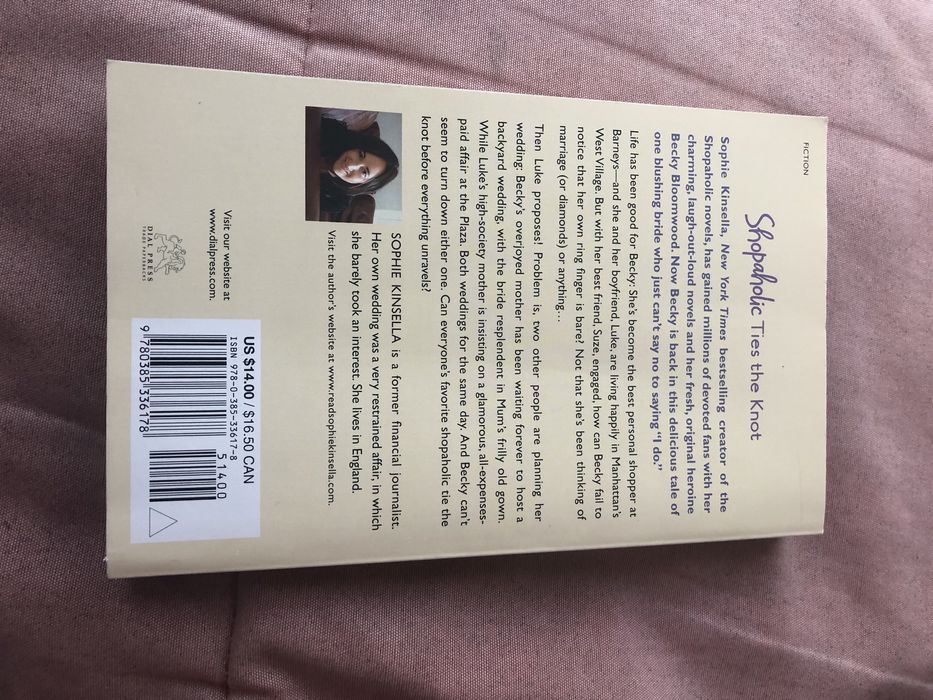 Livro “Shophaholic- Ties the Knot” em ingles