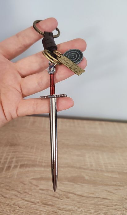 Wiedźmin - metalowy brelok - miecz Geralta z Rivi.
