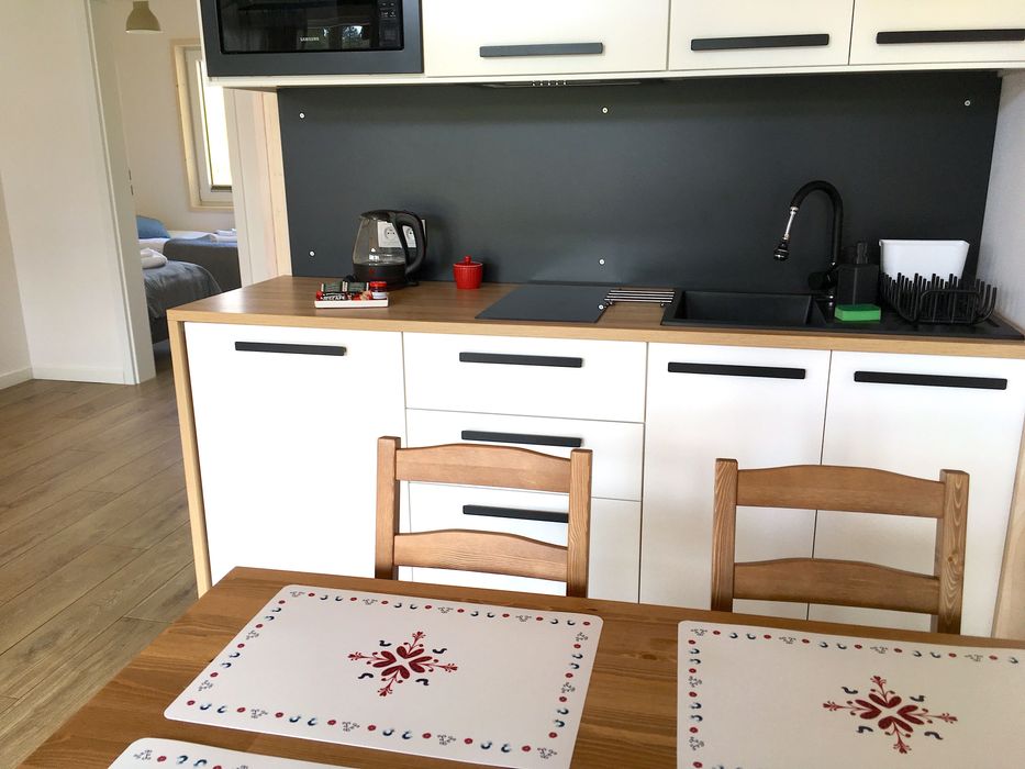 2os Domek z kominkiem taras w drzewach w lesie na odludziu WiFi klima