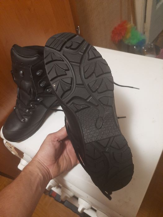 Продам воение берци