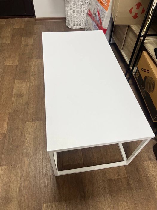 Столик журнальний білий в гарному стані 610:520:1220