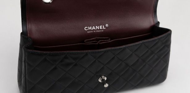 Chanel Mini Flap em couro matelassé preto com ferragens prateadas