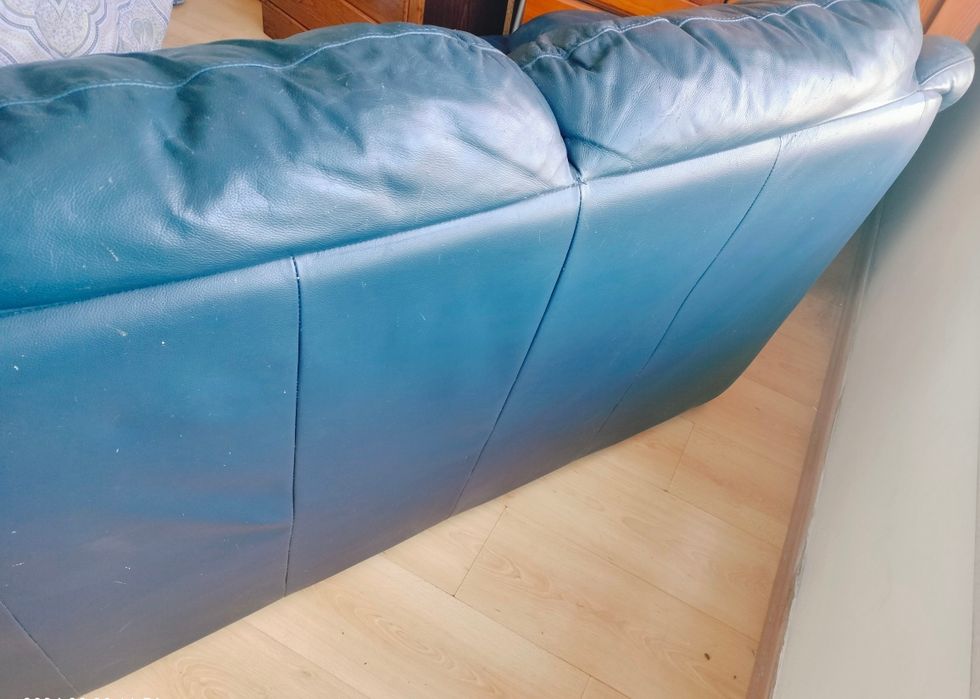 Sofá azul escuro usado