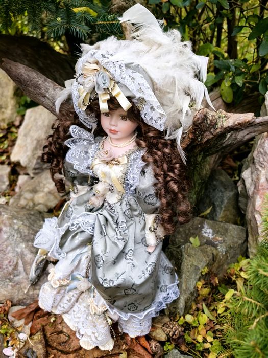 Lalka porcelanowa w stylu wiktoriańskim, ozdobna suknia, falbany pióra