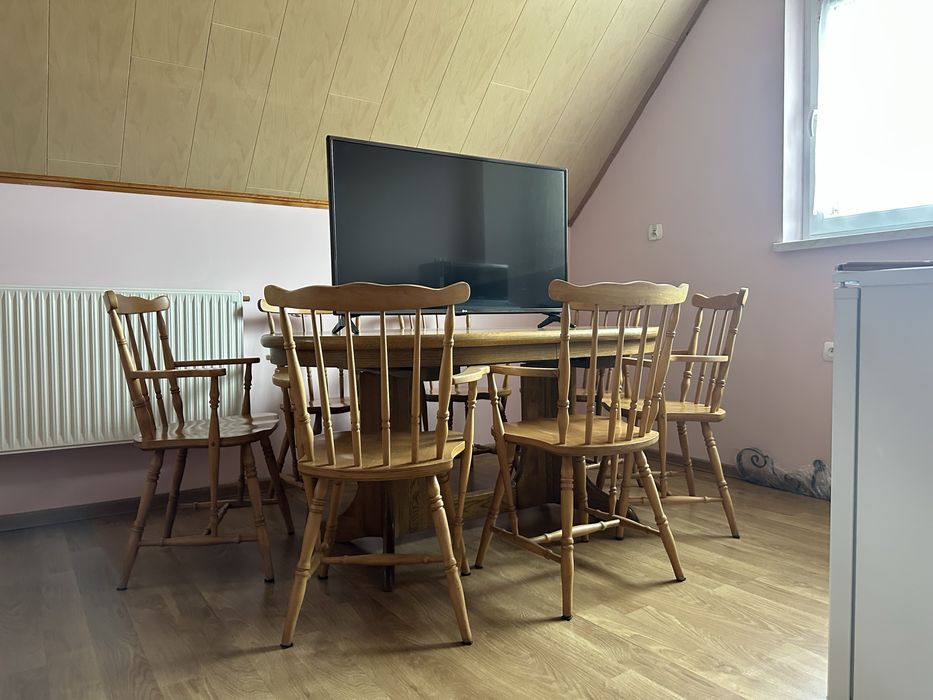 Stół drewniany i krzesła