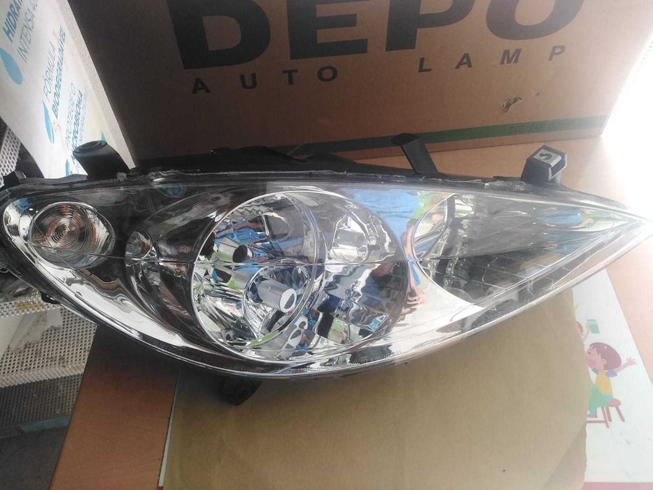 Farol Direito Peugeot 307 de 2001 Novo