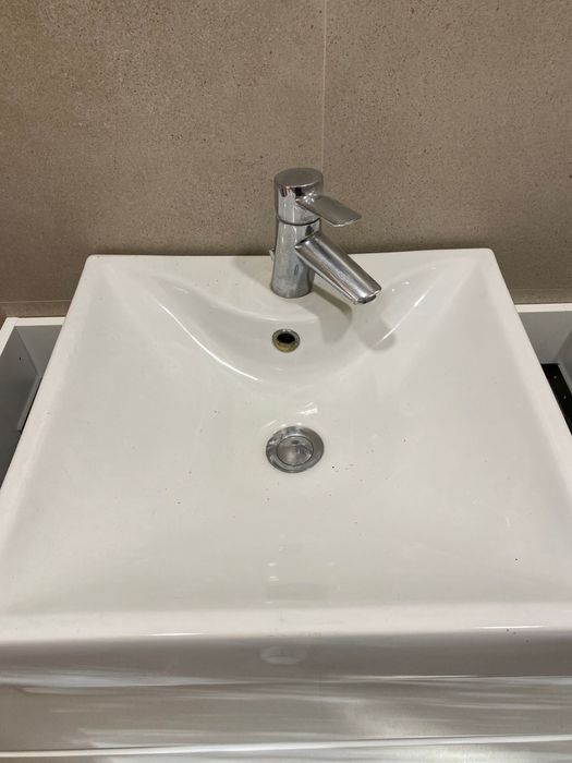 Lavatório com torneira