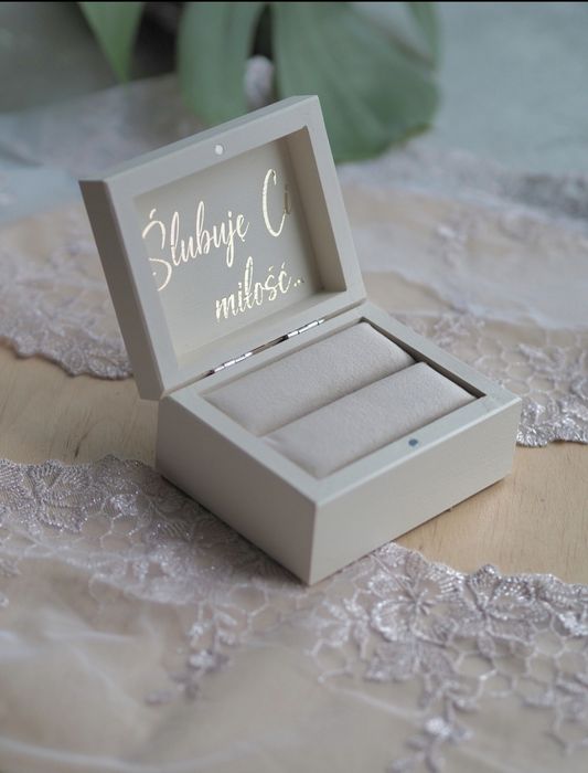 Minimalistyczne pudełko  na obrączki  z poduszką velvet