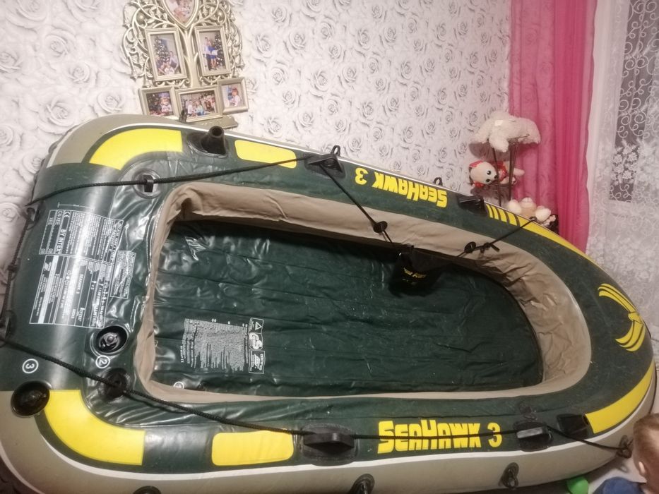 Лодка продается резиновая трехместная
