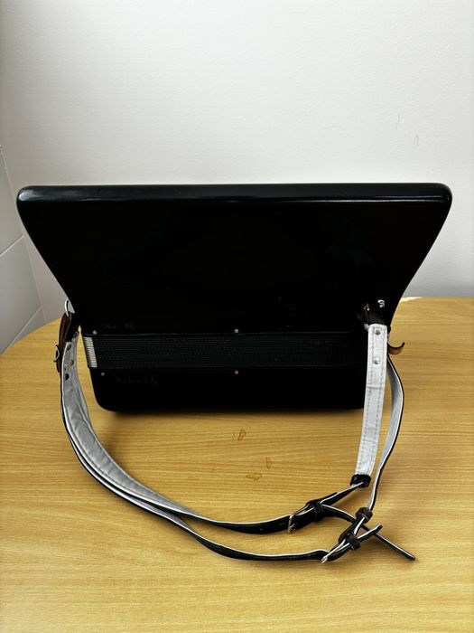 Akordeon Marinucci Recanati z paskiem.