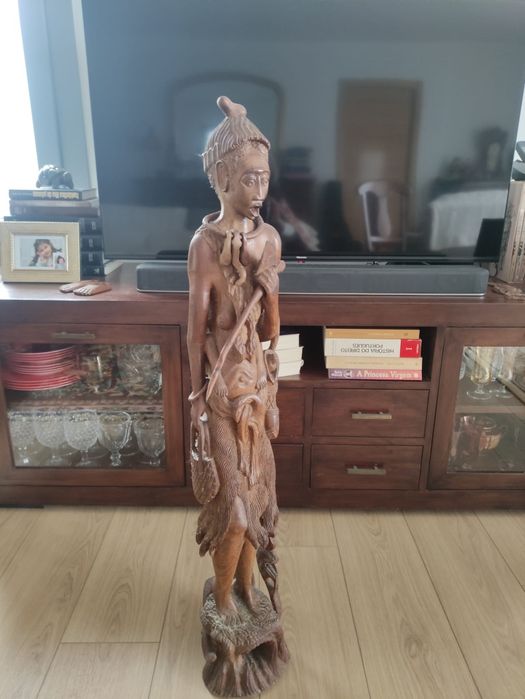 Estatueta madeira  - feita manualmente