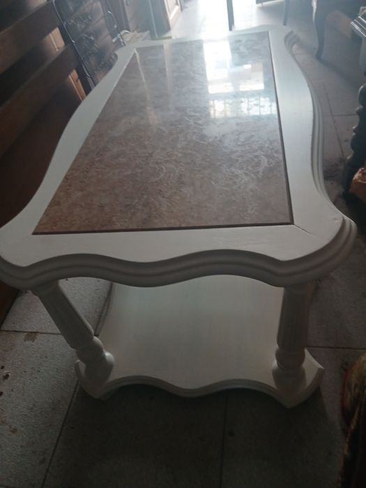 Mesa de centro com pedra marmore mede 92 x 53 x44