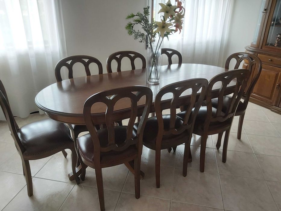 Vendo Moveis de sala completo, Armário, Mesa e Cadeiras. Como novo