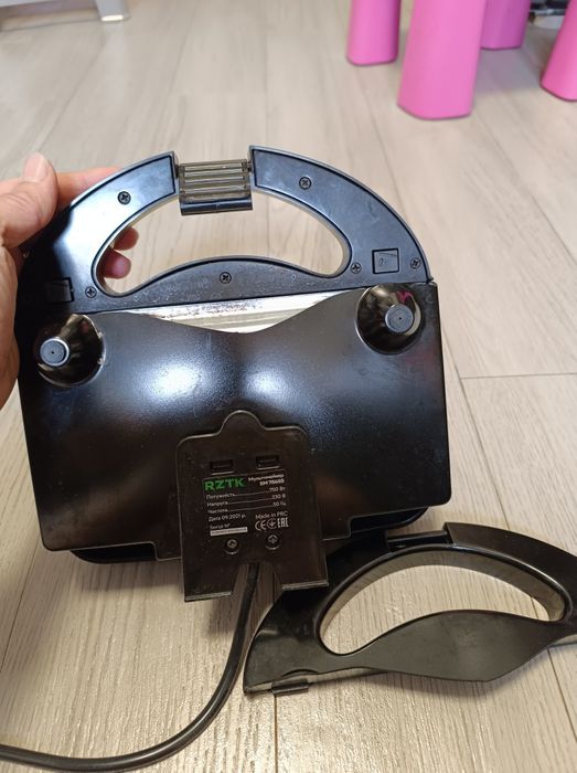 Бутербродниця Вафельниця RZTK, відломана нижня ручка, Стан Робочий