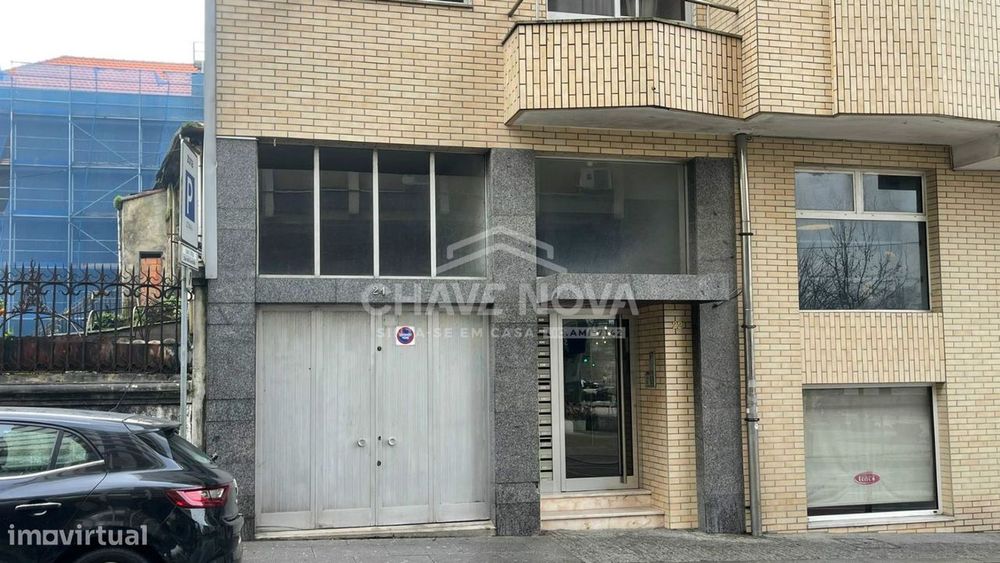 Garagem / Armazém Independente com 256 m² na Avenida da República