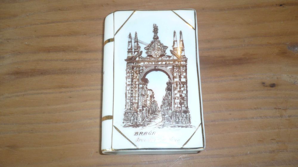 Paliteiro "Livro" - "Recordação de Braga" - Antigo