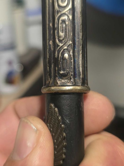 Laska drewniana z ozdobnym uchwytem w kształcie głowy Lwicy