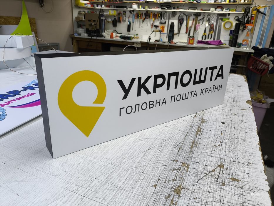 Світлова табличка Нова Пошта для кур'єрів. Лайтбокс, табличка в Авто
