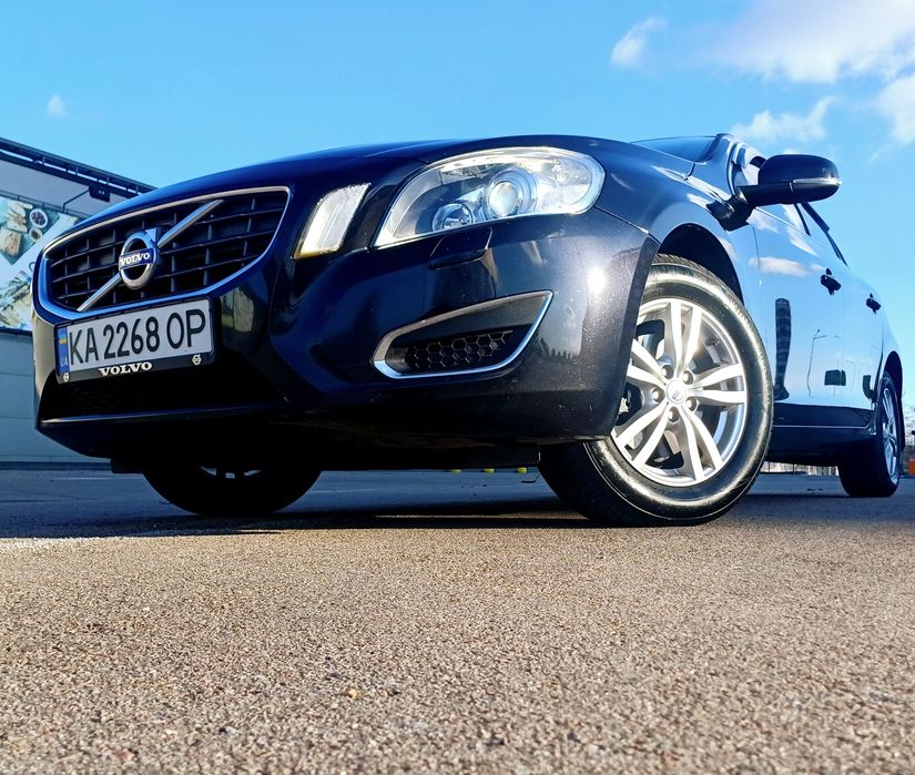 Автомобіль пригнаний з Фінляндії в листопаді 2024 року, 1 власник, дуже хороша комплектація SUMMUM, стан НОВОГО автомобіля!!! 
В експлуатації з 2013 року. 
Кузов з заводу оцинкований, в оригіналі, НЕ ФАРБОВАНА ЖОДНА ДЕТАЛЬ, навіть бампера, без іржі, вм'ятин та корозії!!! 
Автомобіль дуже надійний, простий і недорогий в обслуговуванні. 
Салон автомобіля як новий, чистий і не затертий. 
Пробіг рідний - 248 тис.км. 
Всі стекла оригінальні. 
12 airbags. 
Новий аккамулятор.
На автомобіль встановлені алюмінієві проставки 4 мм. для покращення кліренсу та вильоту дисків (спереду/ззаду), кліренс майже як у Cross Country.
В аваріях не брав участі. 
Автономний підігрівач Webasto. 
Повна сервісна історія регулярних проходжень ТО у офіційного дилера Volvo, наявність всіх актів виконаних робіт, вся інформація доступна у офіційного дилера та у друкованому вигляді. 
На авто вже встановлено НОВІ зимові шини 2025 року випуску. 
Комплект майже нових літніх шин 2024 року випуску на оригінальних дисках в подарунок!!! 
По мотору, коробці, ходовій взагалі питань немає!!! 
ДУЖЕ жвавий і приємний в управлінні універсал з відмінною динамікою і шикарним виглядом, на свої гроші однозначно кращий варіант!!! 
На відміну від інших оголошень автомобіль заслуговує ОСОБЛИВОЇ УВАГИ!!!