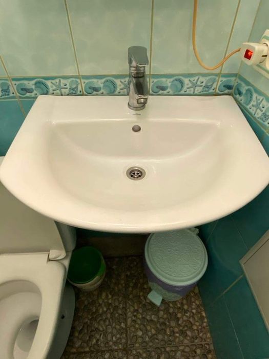 Рукомийник ,кран ,шланги на холодну гарячу воду