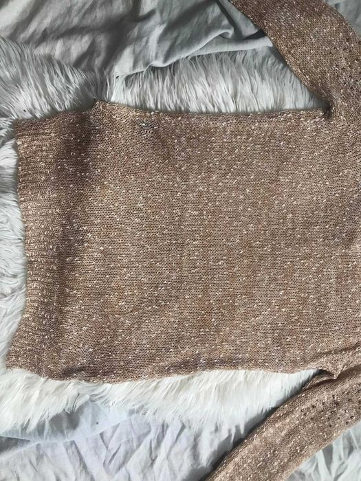 Camisola de malha com brilhantes e detalhe de lantejoulas nos ombros