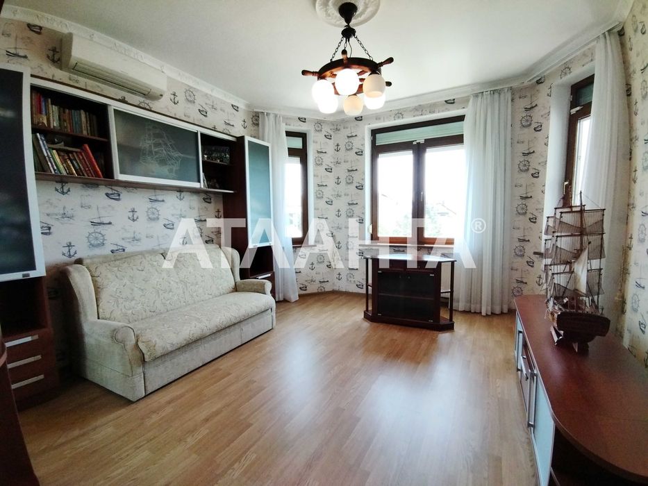 Будинок з басейном біля моря на 7 сотках