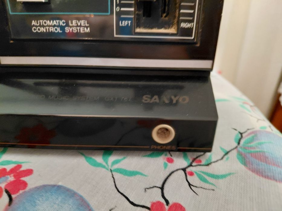 Aparelhagem da sanyo acho que trabalha a muito tempo que não é usada
