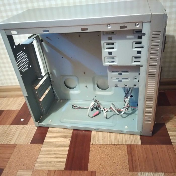 Корпус комп'ютера з кнопками і кабелями