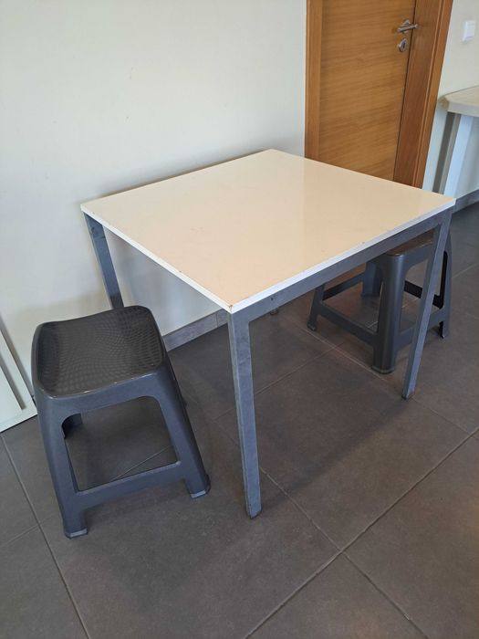 Mesa com duas cadeiras