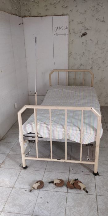Cama articulada hospitalar