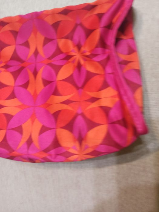 Różowo pomarańczowa kosmetyczka w kwiaty