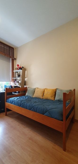 Cama sólida com colchão incl.