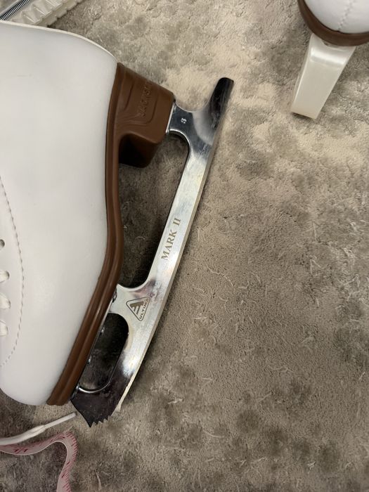 Продам коньки новые