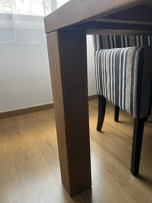 Mesa e conjunto de 4 cadeiras