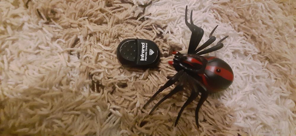Паук на батарейках з пультом