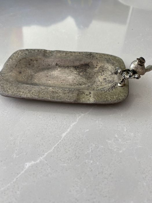 Cinzeiro de metal com passarinho
