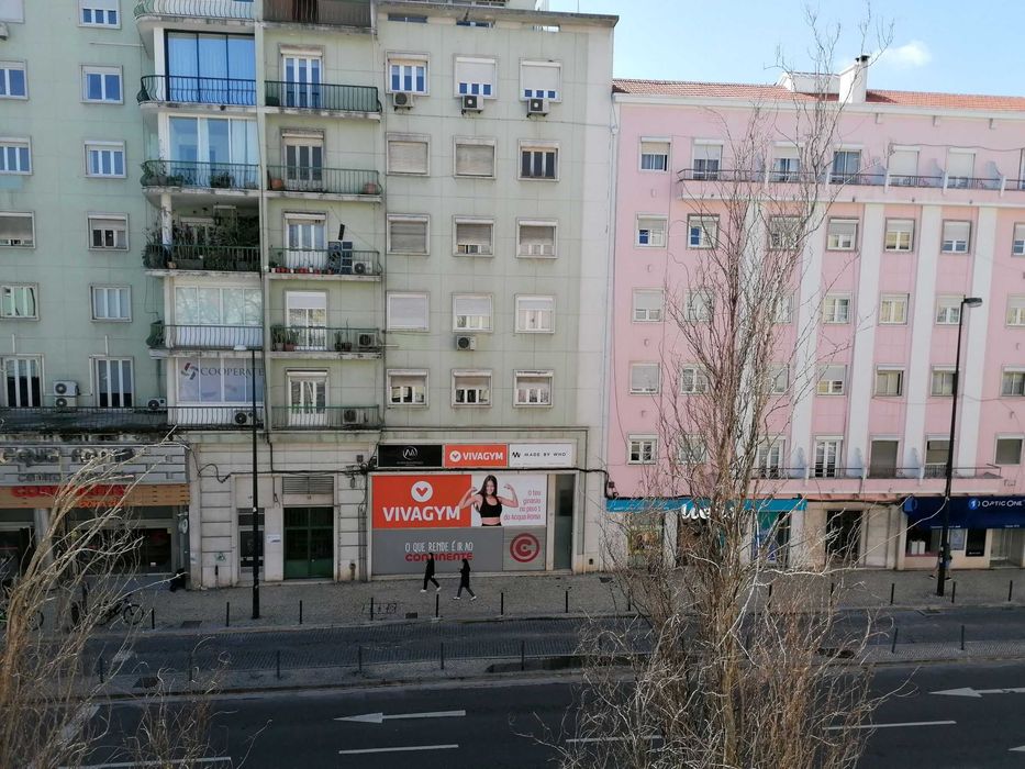 Quarto nas Avenida de Roma - Entrada a 1 Setembro