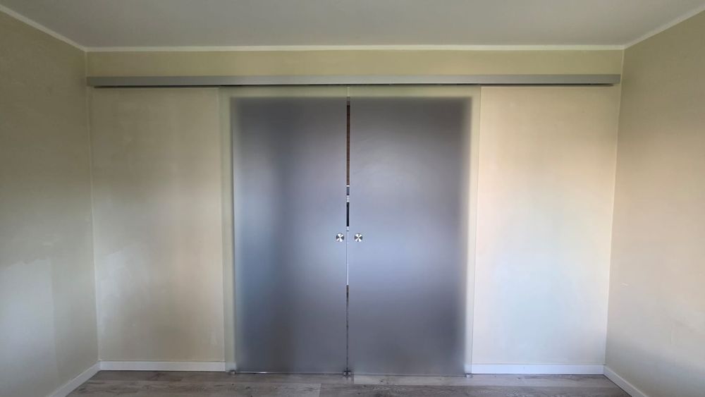 Naścienne podwójne drzwi przesuwne 2 x - szkło hartowane i aluminium