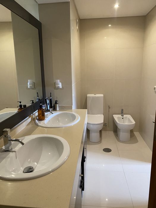 Moradia 3  Frentes  4 Quartos (2 Suites com AC) Piscina, Elevador interno, 2  gr  Terraços, Churrasqq ueira  ginasio. Muito bem localizada   Vi N Gaia