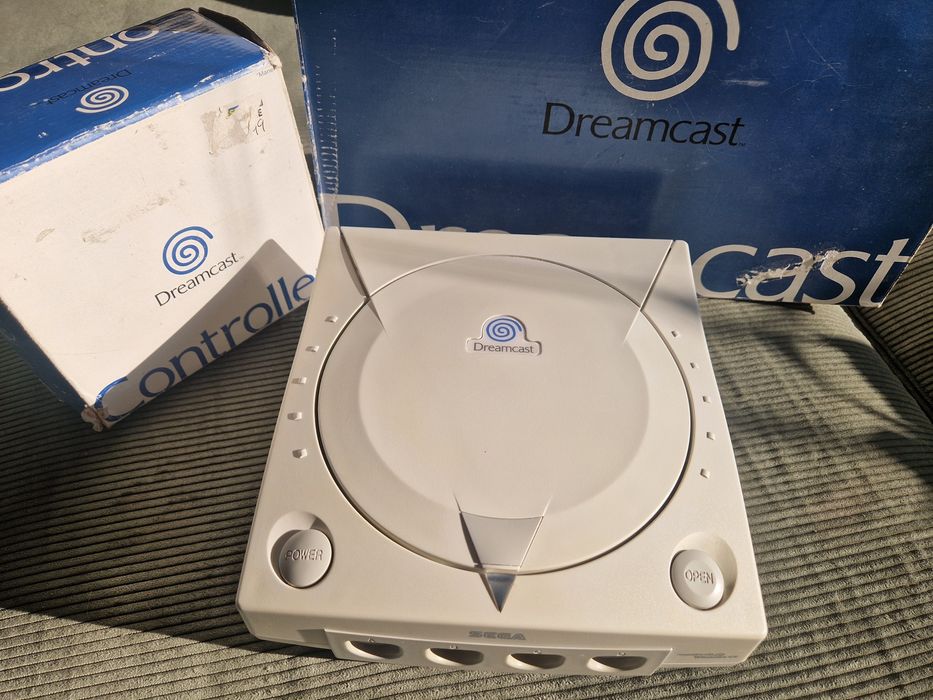 Sega Dreamcast konsola - pudełko, gra MSR, VMU, pad, kable