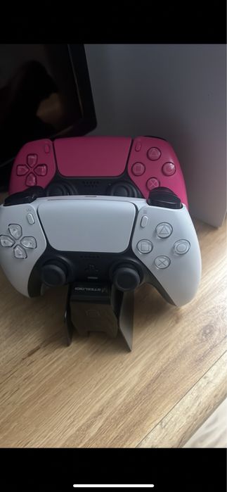 Ps5 z napedem i dwoma padami bez gier